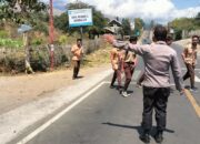 Personel Polsek Sembalun Gelar Pengaturan Lalu Lintas Demi Kelancaran dan Keamanan Pengguna Jalan