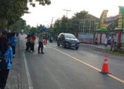 Personel Polsek Sikur Melaksanakan Pengaturan Lalu Lintas di SMKN 1 Sikur