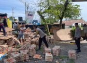 Truk Bermuatan Telur Terbalik di Jalan Raya Polsesk Setempat terjun Langsung Ke TKP