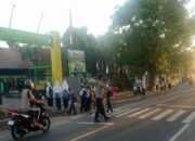 Personel Polsek Sakra Lakukan Pengaturan Lalu Lintas, Berikan Rasa Aman bagi Pengguna Jalan dan Pelajar