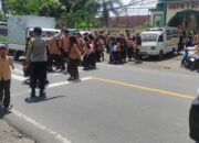 Polsek Sikur Laksanakan Pengamanan Rawan Siang di Depan SMPN 1 Sikur