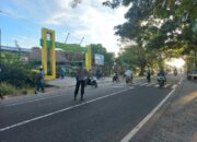 Personel Polsek Sakra Laksanakan Pengaturan Lalu Lintas di Simpang Empat Sakra