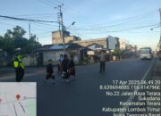 Personel Polsek Terara Lakukan Pengaturan Lalu Lintas di Simpang Tiga Papilon