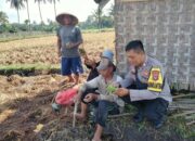 Bhabinkamtibmas Desa Anggaraksa Jalin Silaturahmi dengan Petani Guna Suksesnya Program Ketahanan Pangan