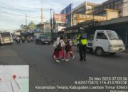 Personel Polsek Terara Lakukan Pengaturan Lalu Lintas di Simpang Tiga Papilon
