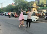 Polsek Masbagik Atur Lalu Lintas dan Bantu Warga di Pasar Baru