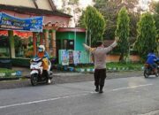 Bhabinkamtibmas Desa Sugian Atur Lalu Lintas Pagi Hari di Depan SMPN 1 Sambelia
