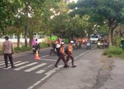 Personel Polsek Sakra Laksanakan Kegiatan Rawan Pagi di Depan SMPN 1 Sakra