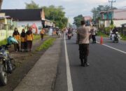 Bhabinkamtibmas dan Banit Binmas Polsek Masbagik Laksanakan Pengaturan Lalin di Depan SMPN 1 Masbagik