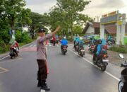 Personel Polsek Keruak Laksanakan Pengaturan Lalu Lintas di Depan SMAN 1 Keruak