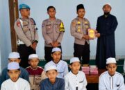 POLSEK TERARA GELAR JUMAT BERKAH, BAGIKAN MUSHAF AL-QUR’AN DI TPQ HIDAYATUL MUKHLASIN DESA SELAGIK