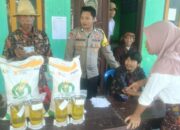Bhabinkamtibmas Desa Wakan Monitoring Pembagian Bantuan Beras untuk Warga