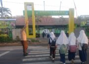 Personel Polsek Sakra Lakukan Pengaturan Lalu Lintas Demi Kamseltibcar Dan Kenyamanan Pengguna Jalan