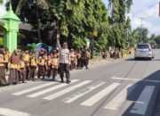 Personel Polsek Suela Laksanakan Strong Point Siang di Depan SDN 2 Suela