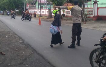 Kapolsek Labuhan Haji Pimpin Pengaturan Lalu Lintas Pagi demi Keselamatan Pelajar dan Pengguna Jalan